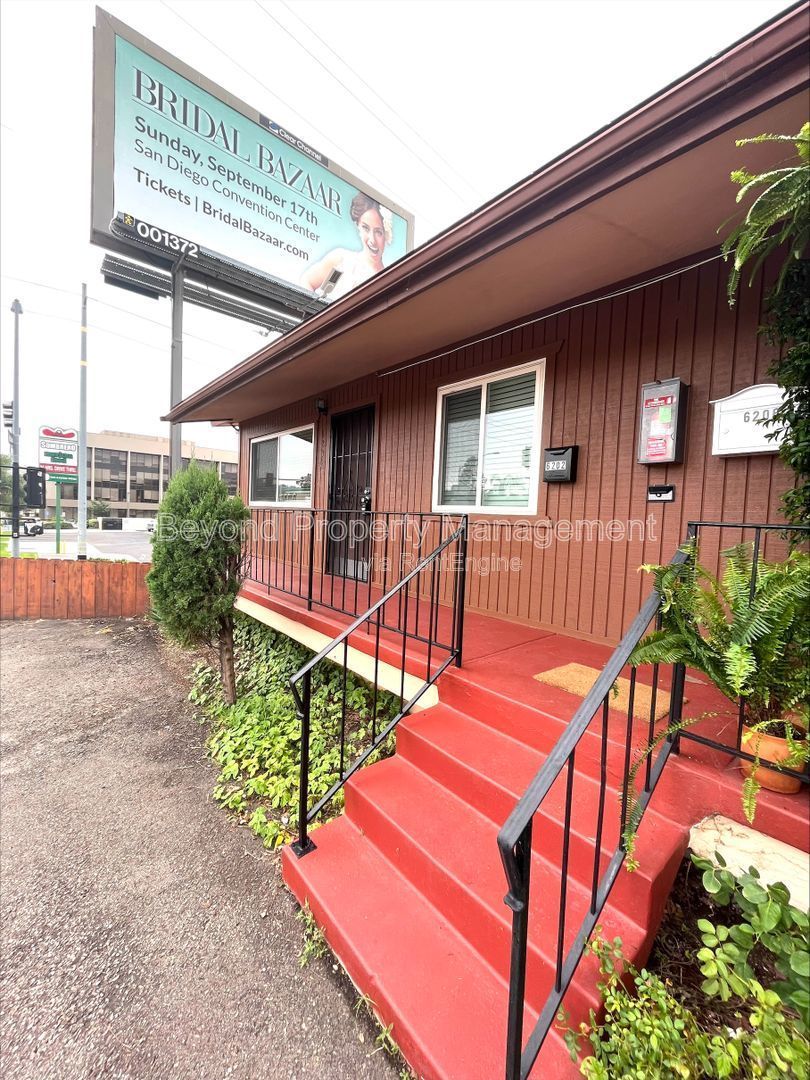 LOCATION LOCATION LOCATION!!!- LIGHT & BRIGHT 2 BEDROOM PET FRIENDLY!!  AVAILABLE NOW!! property image