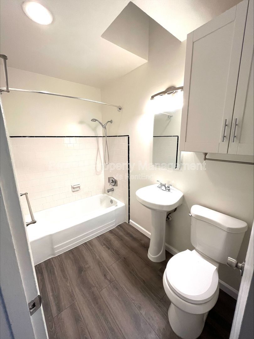 LOCATION LOCATION LOCATION!!!- LIGHT & BRIGHT 2 BEDROOM PET FRIENDLY!!  AVAILABLE NOW!! property image