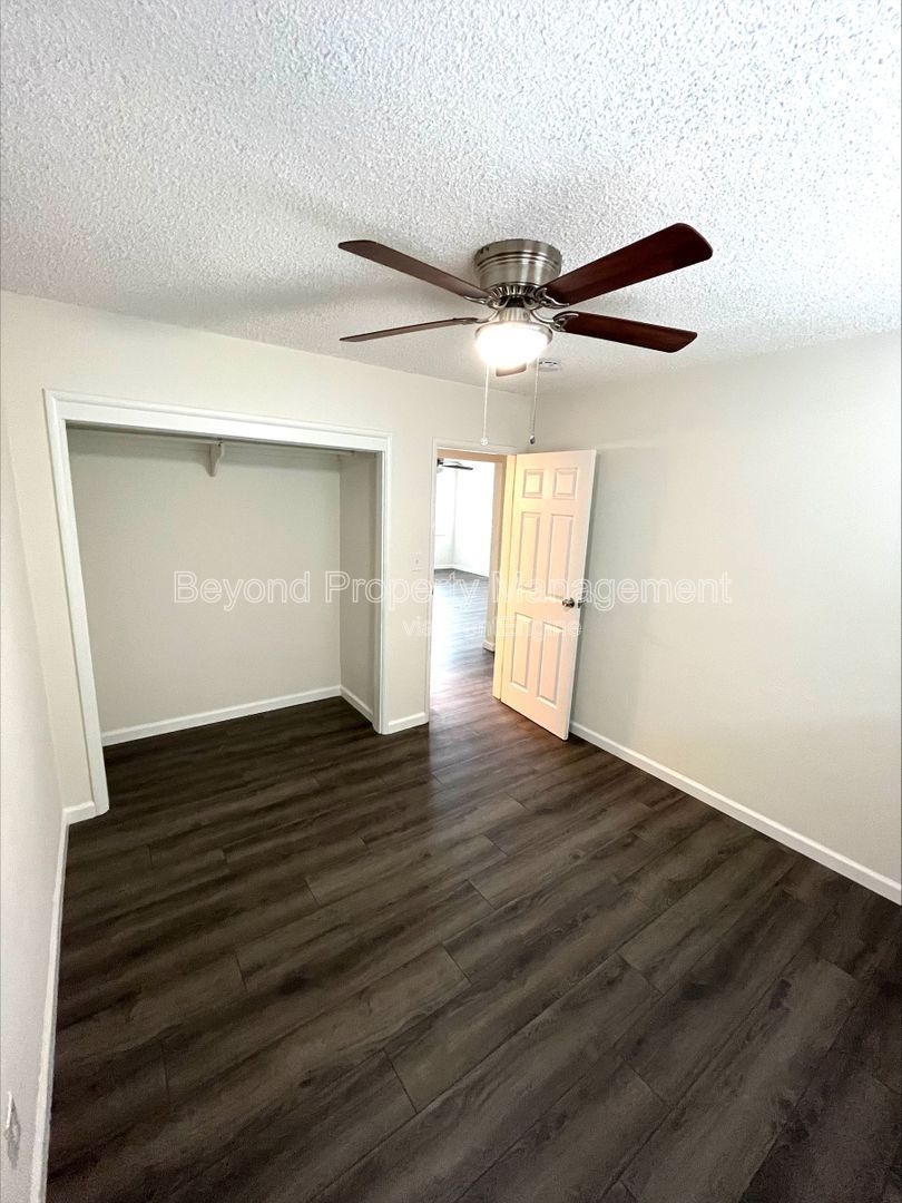 LOCATION LOCATION LOCATION!!!- LIGHT & BRIGHT 2 BEDROOM PET FRIENDLY!!  AVAILABLE NOW!! property image