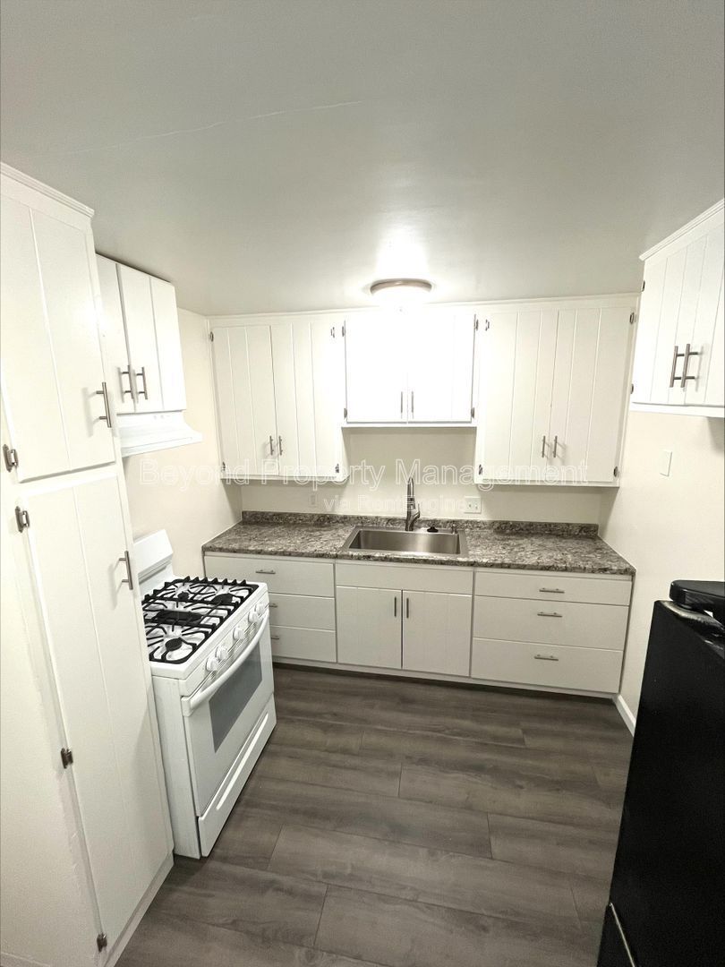 LOCATION LOCATION LOCATION!!!- LIGHT & BRIGHT 2 BEDROOM PET FRIENDLY!!  AVAILABLE NOW!! property image