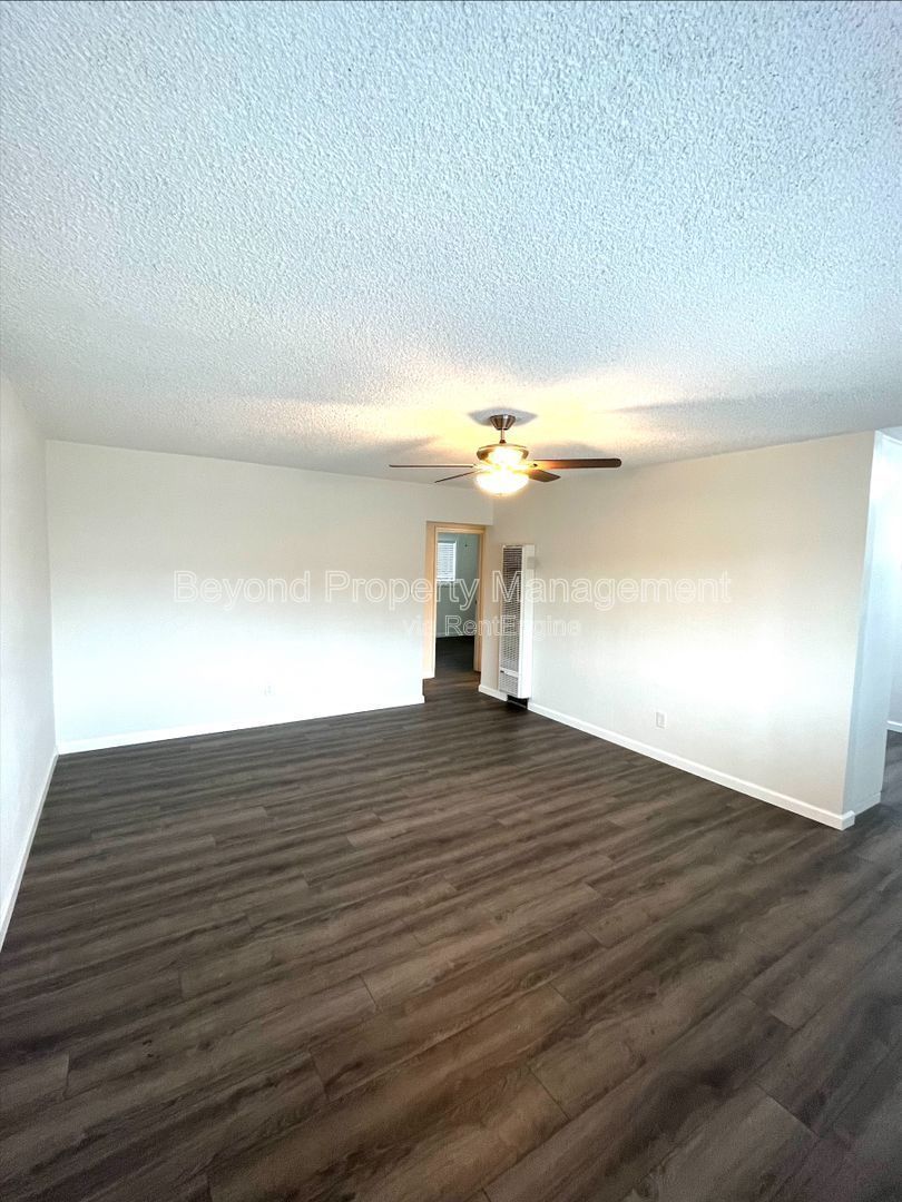 LOCATION LOCATION LOCATION!!!- LIGHT & BRIGHT 2 BEDROOM PET FRIENDLY!!  AVAILABLE NOW!! property image