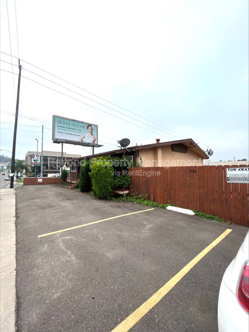 LOCATION LOCATION LOCATION!!!- LIGHT & BRIGHT 2 BEDROOM PET FRIENDLY!!  AVAILABLE NOW!! property image