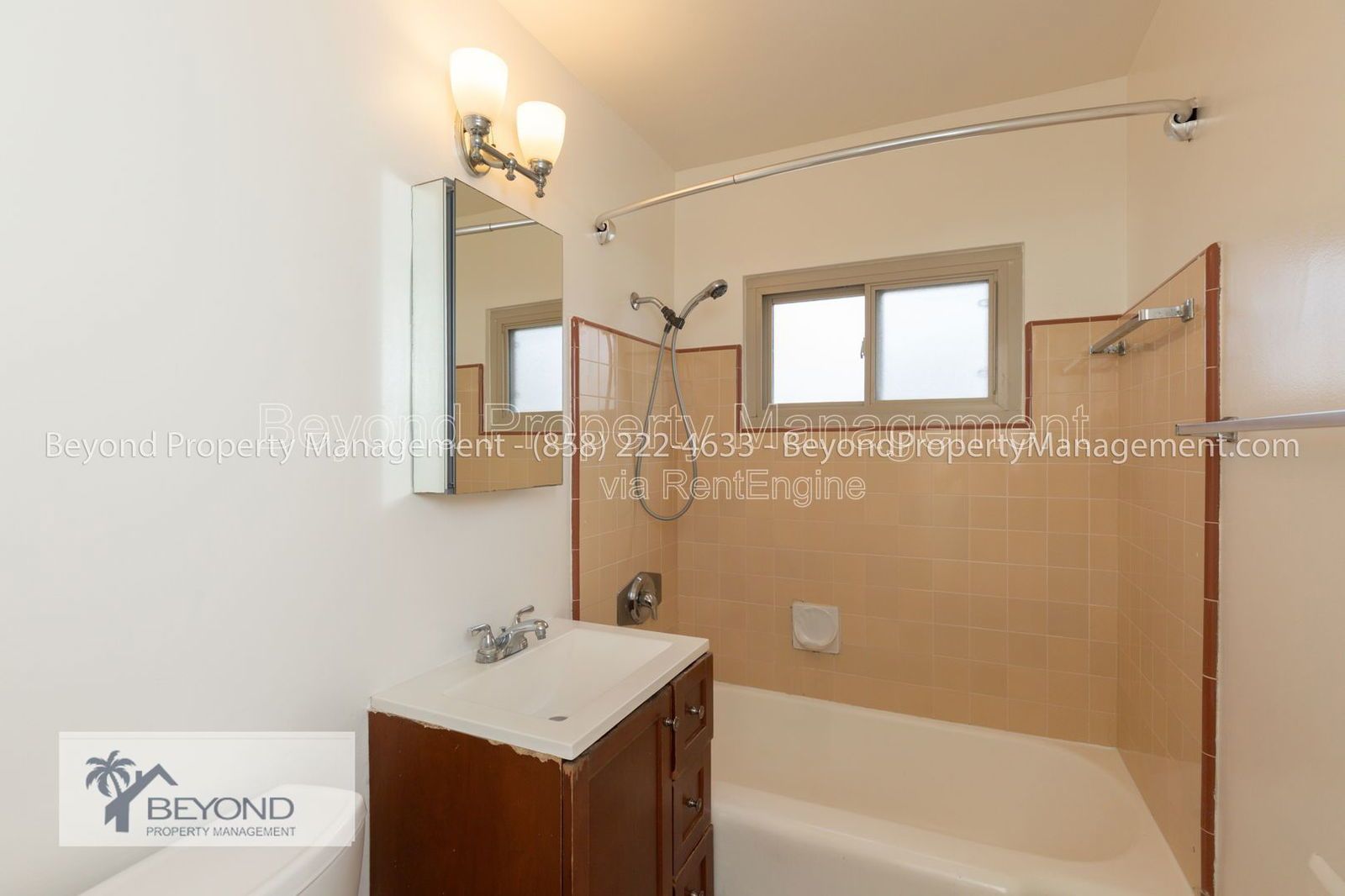 BEST KEPT SECRET IN TALMADGE , 2/1 NEW CARPET, AMAZING LOCATION, PET FRIENDLY!!! property image