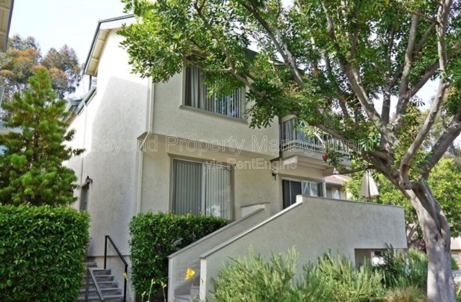 *** LOVELY LINDA VISTA ***HIDDEN GEM ***MUST SEE 2/2.5 TOWNHOME ,2 CAR GARAGE! NEW FLOORING! *** property image