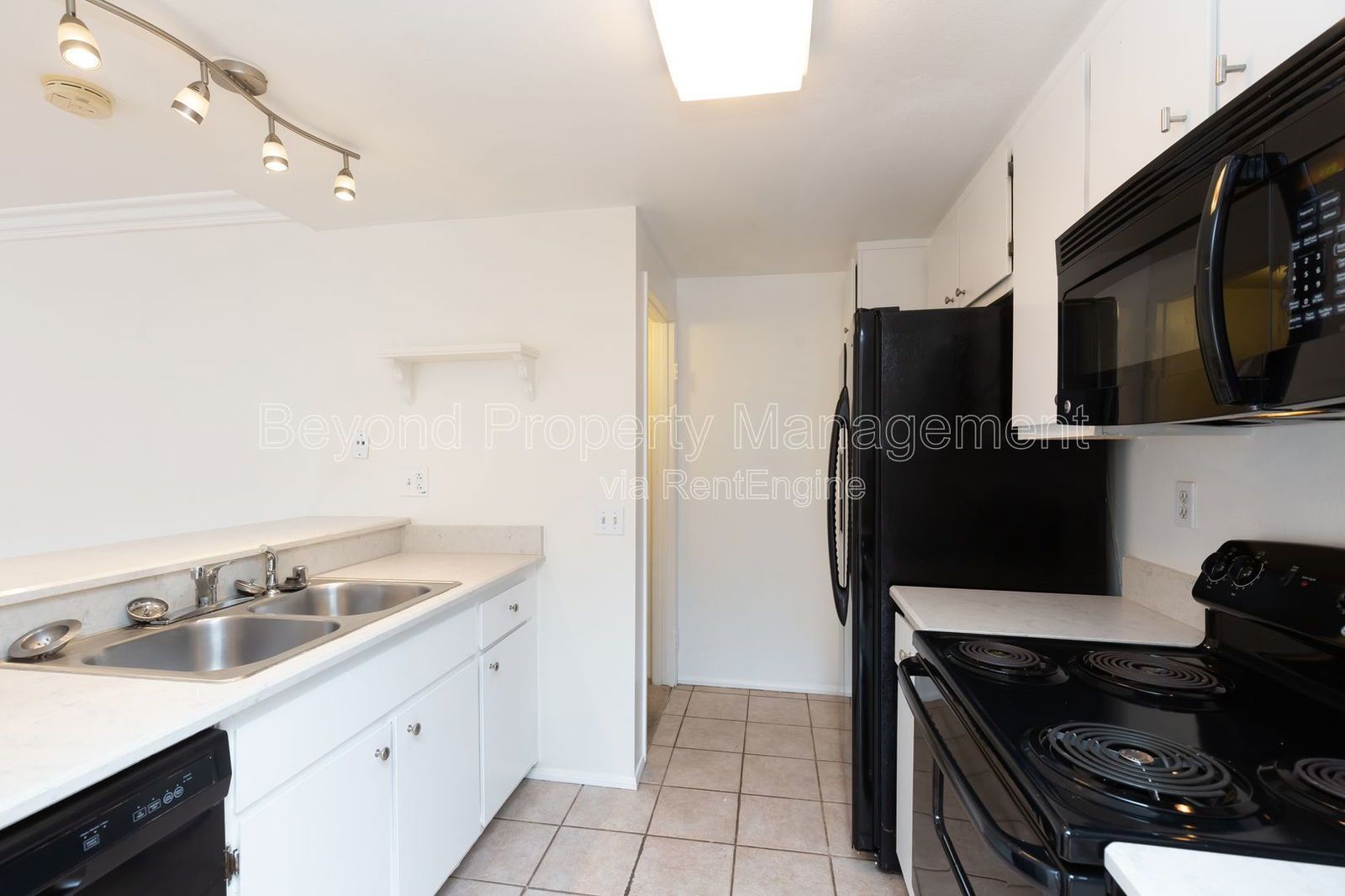 *** LOVELY LINDA VISTA ***HIDDEN GEM ***MUST SEE 2/2.5 TOWNHOME ,2 CAR GARAGE! NEW FLOORING! *** property image