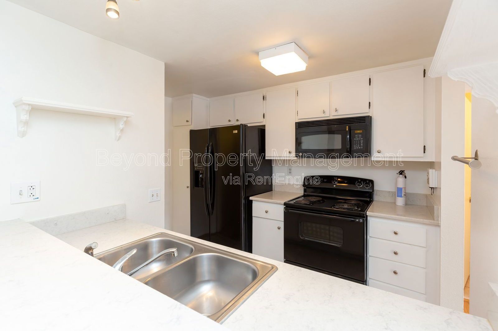 *** LOVELY LINDA VISTA ***HIDDEN GEM ***MUST SEE 2/2.5 TOWNHOME ,2 CAR GARAGE! NEW FLOORING! *** property image