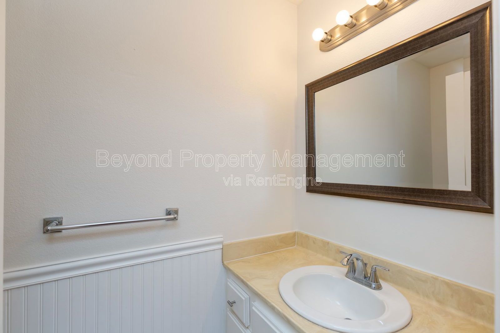 *** LOVELY LINDA VISTA ***HIDDEN GEM ***MUST SEE 2/2.5 TOWNHOME ,2 CAR GARAGE! NEW FLOORING! *** property image