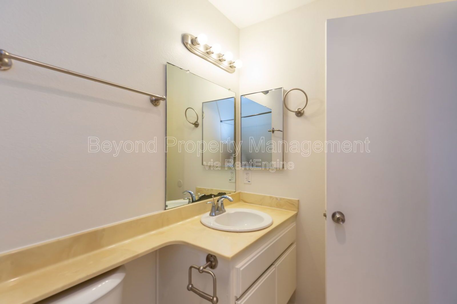 *** LOVELY LINDA VISTA ***HIDDEN GEM ***MUST SEE 2/2.5 TOWNHOME ,2 CAR GARAGE! NEW FLOORING! *** property image