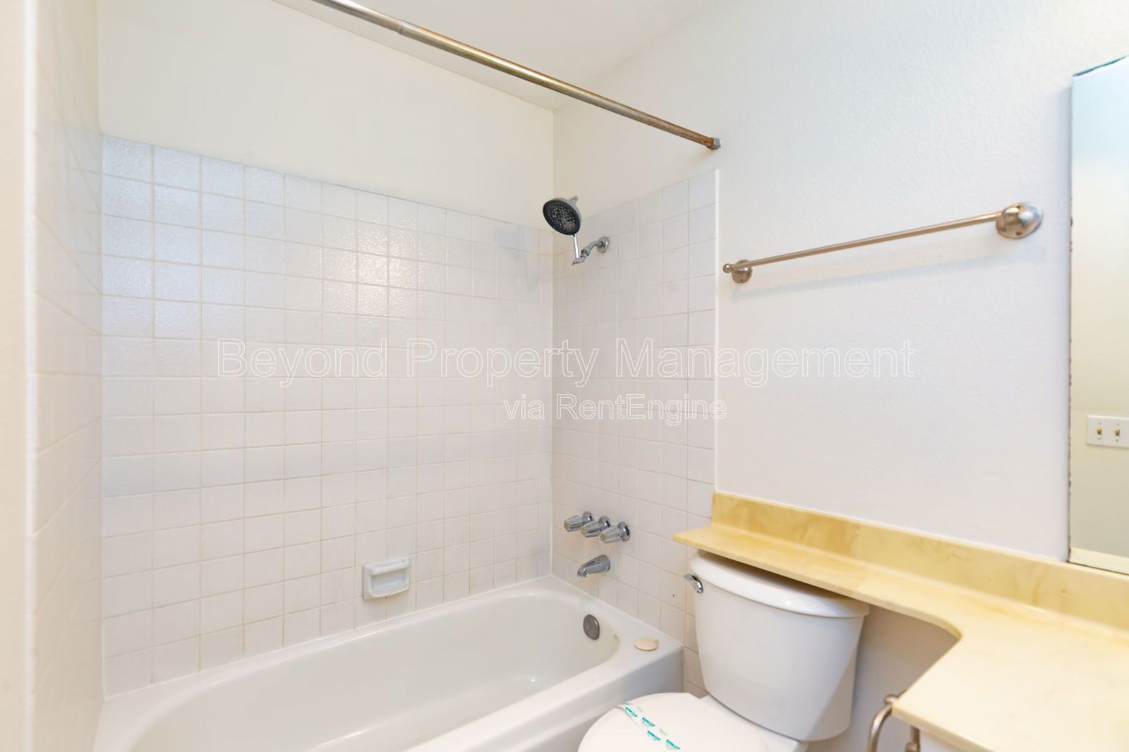 *** LOVELY LINDA VISTA ***HIDDEN GEM ***MUST SEE 2/2.5 TOWNHOME ,2 CAR GARAGE! NEW FLOORING! *** property image