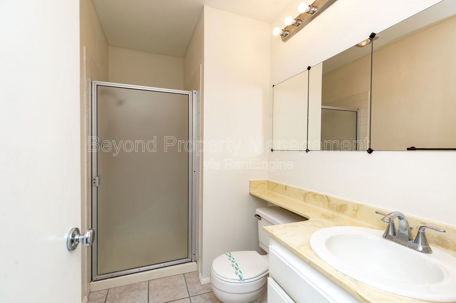 *** LOVELY LINDA VISTA ***HIDDEN GEM ***MUST SEE 2/2.5 TOWNHOME ,2 CAR GARAGE! NEW FLOORING! *** property image