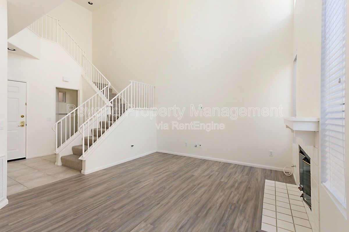 TOWNHOME ***LIGHT & BRIGHT ***UPGRADED HOME W/ FIRE PLACE***  PET FRIENDLY!!! ATTACHED GARAGE property image