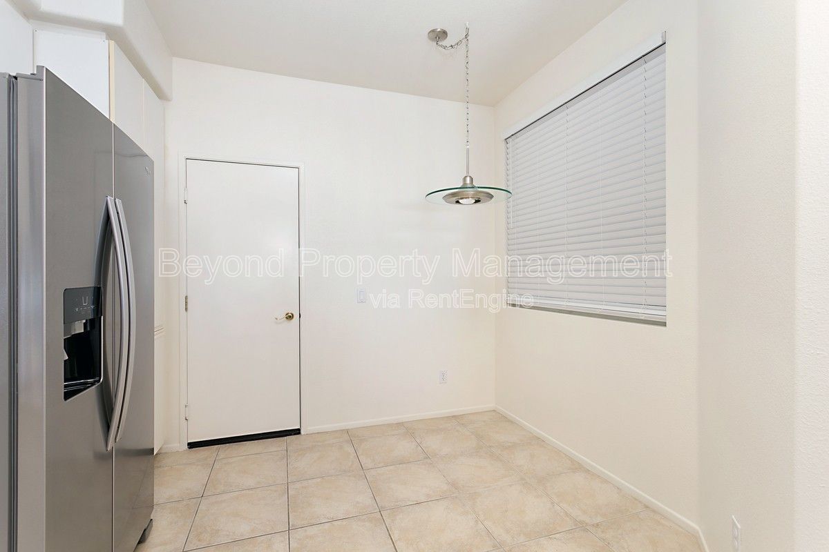 TOWNHOME ***LIGHT & BRIGHT ***UPGRADED HOME W/ FIRE PLACE***  PET FRIENDLY!!! ATTACHED GARAGE property image