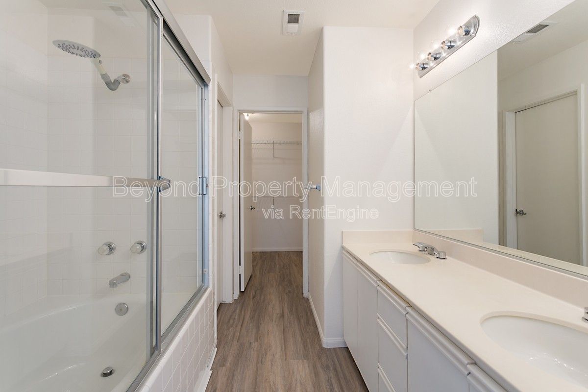 TOWNHOME ***LIGHT & BRIGHT ***UPGRADED HOME W/ FIRE PLACE***  PET FRIENDLY!!! ATTACHED GARAGE property image