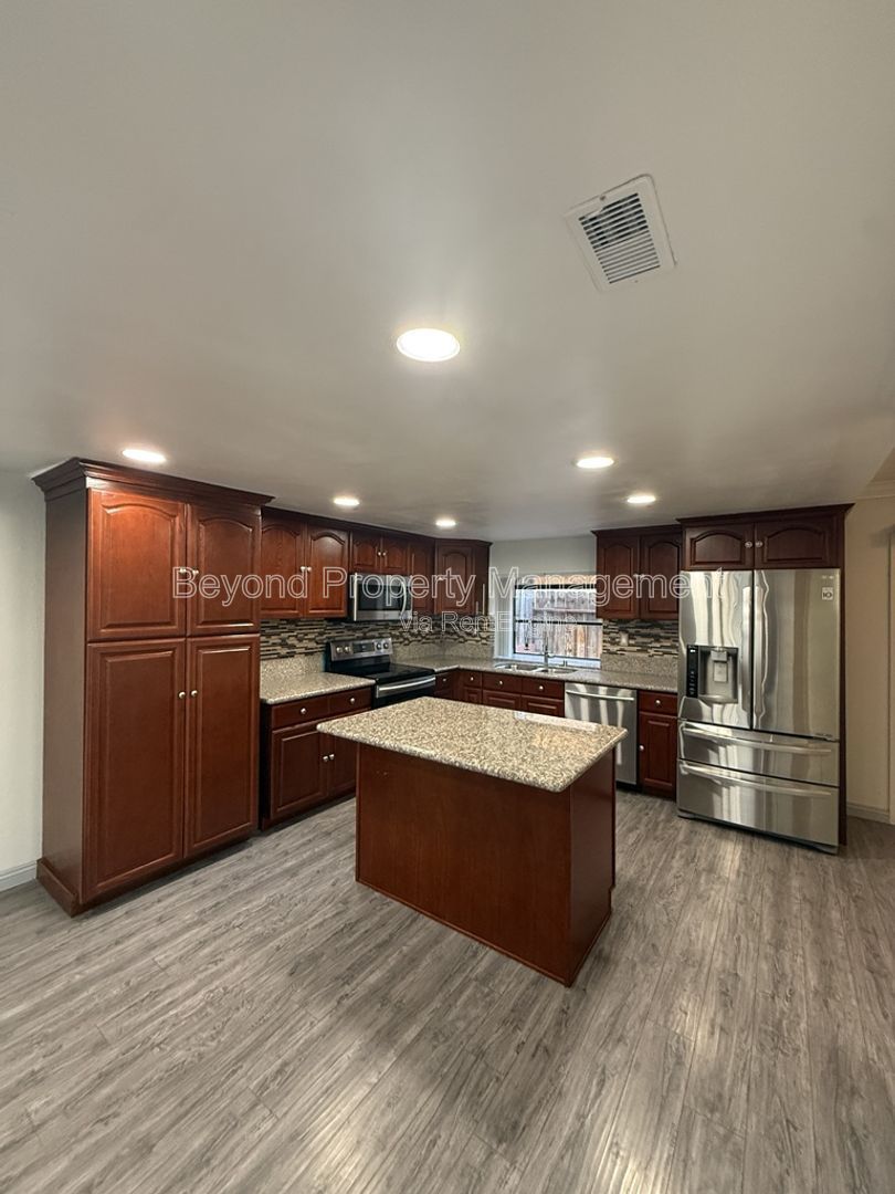 SPRING VALLEY HIDDEN GEM ***TOWNHOME***3 BED/2.5 BATH 2 CAR ATTACHED GARAGE***PET FRIENDLY property image