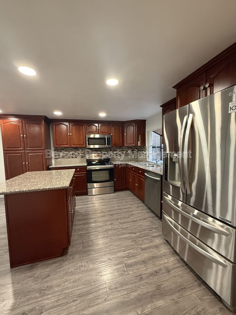 SPRING VALLEY HIDDEN GEM ***TOWNHOME***3 BED/2.5 BATH 2 CAR ATTACHED GARAGE***PET FRIENDLY property image