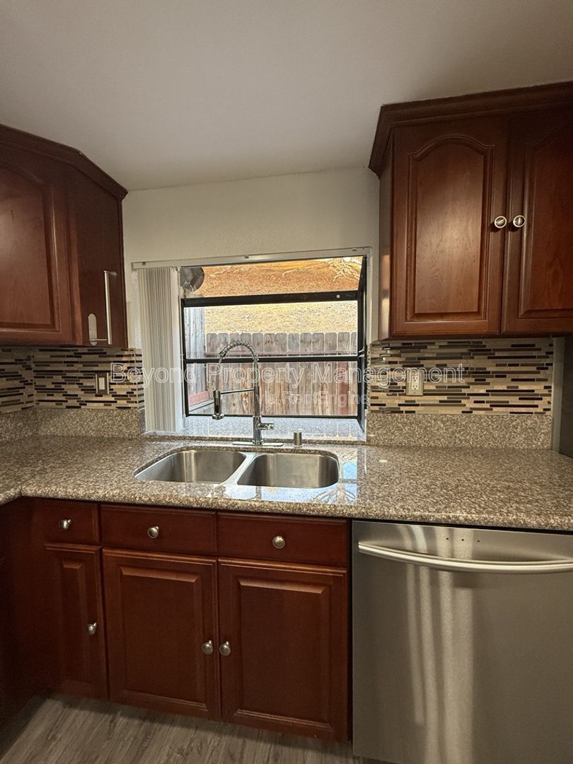 SPRING VALLEY HIDDEN GEM ***TOWNHOME***3 BED/2.5 BATH 2 CAR ATTACHED GARAGE***PET FRIENDLY property image