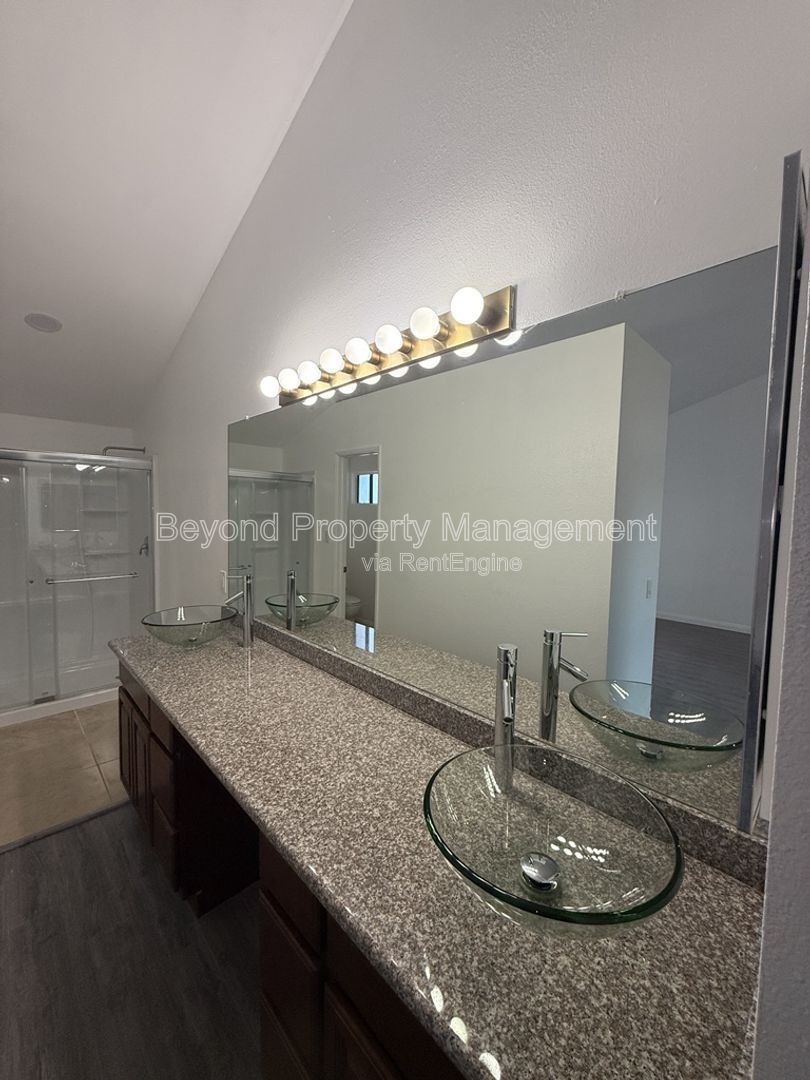 SPRING VALLEY HIDDEN GEM ***TOWNHOME***3 BED/2.5 BATH 2 CAR ATTACHED GARAGE***PET FRIENDLY property image