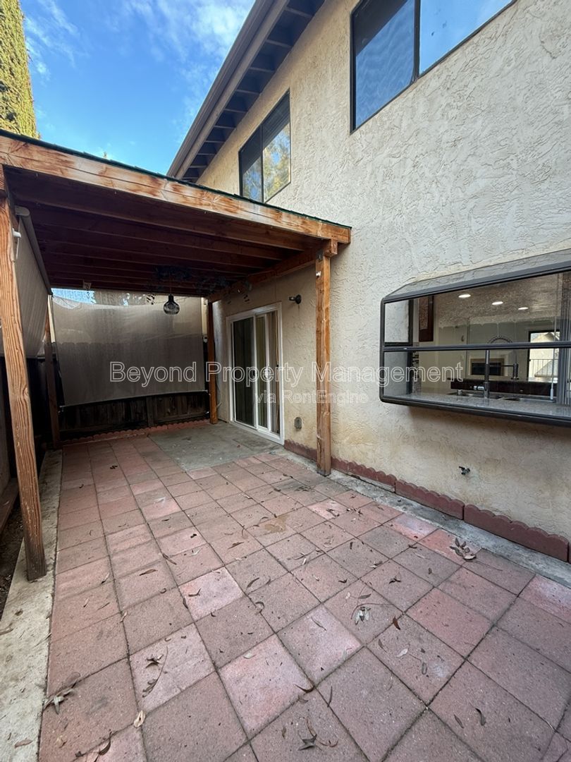 SPRING VALLEY HIDDEN GEM ***TOWNHOME***3 BED/2.5 BATH 2 CAR ATTACHED GARAGE***PET FRIENDLY property image