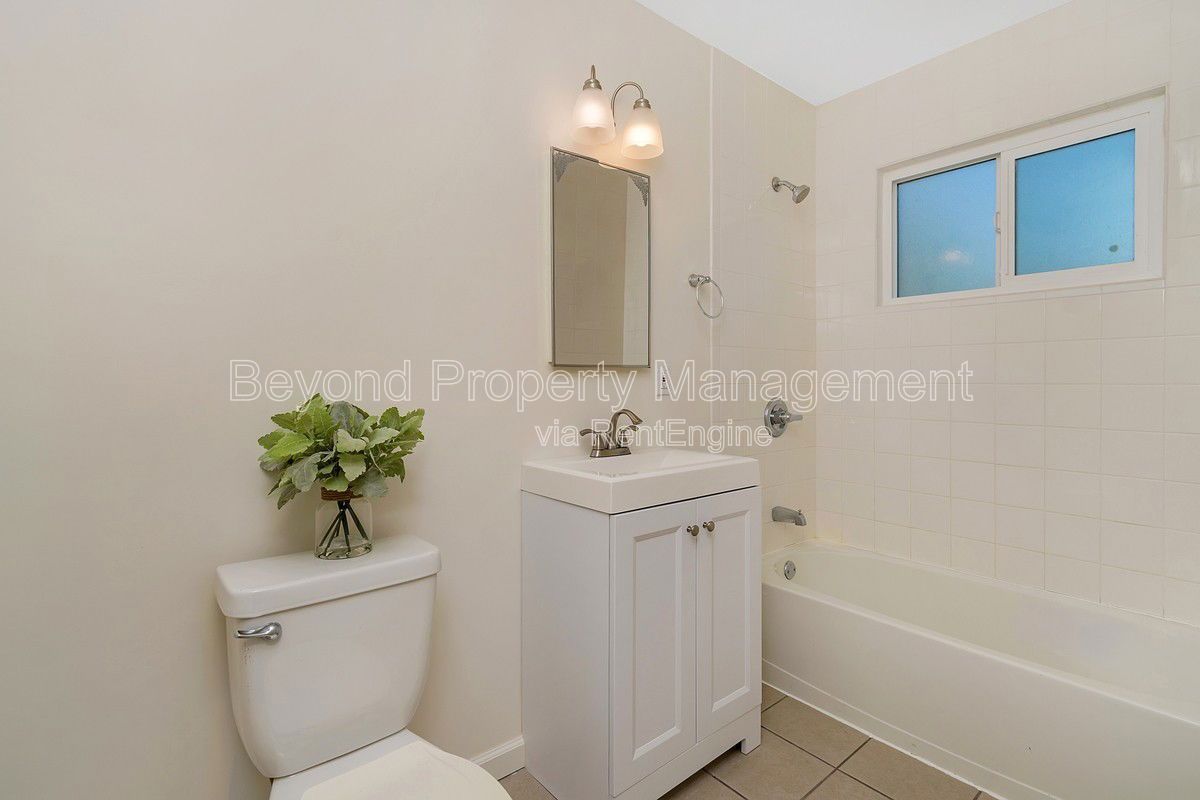 BIKE TO THE BEACH... LIGHT AND BRIGHT, FULLY UPGRADED CLOSE TO ALL - PETS OKAY!!! property image