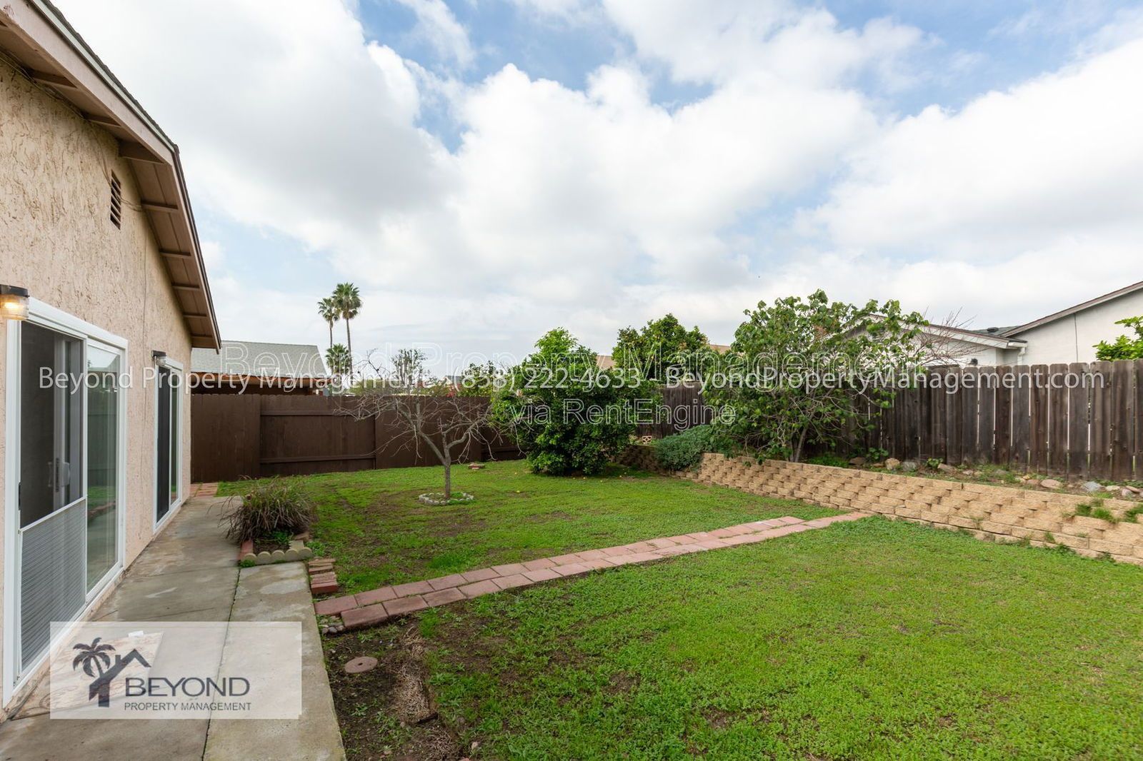 ***LOOK NO FURTHER!!!  3/2  MIRA MESA HOME , OPEN FLOOR PLAN WITH LARGE DRIVEWAY ONE CAR GARAGE, READY NOW!!!*** property image