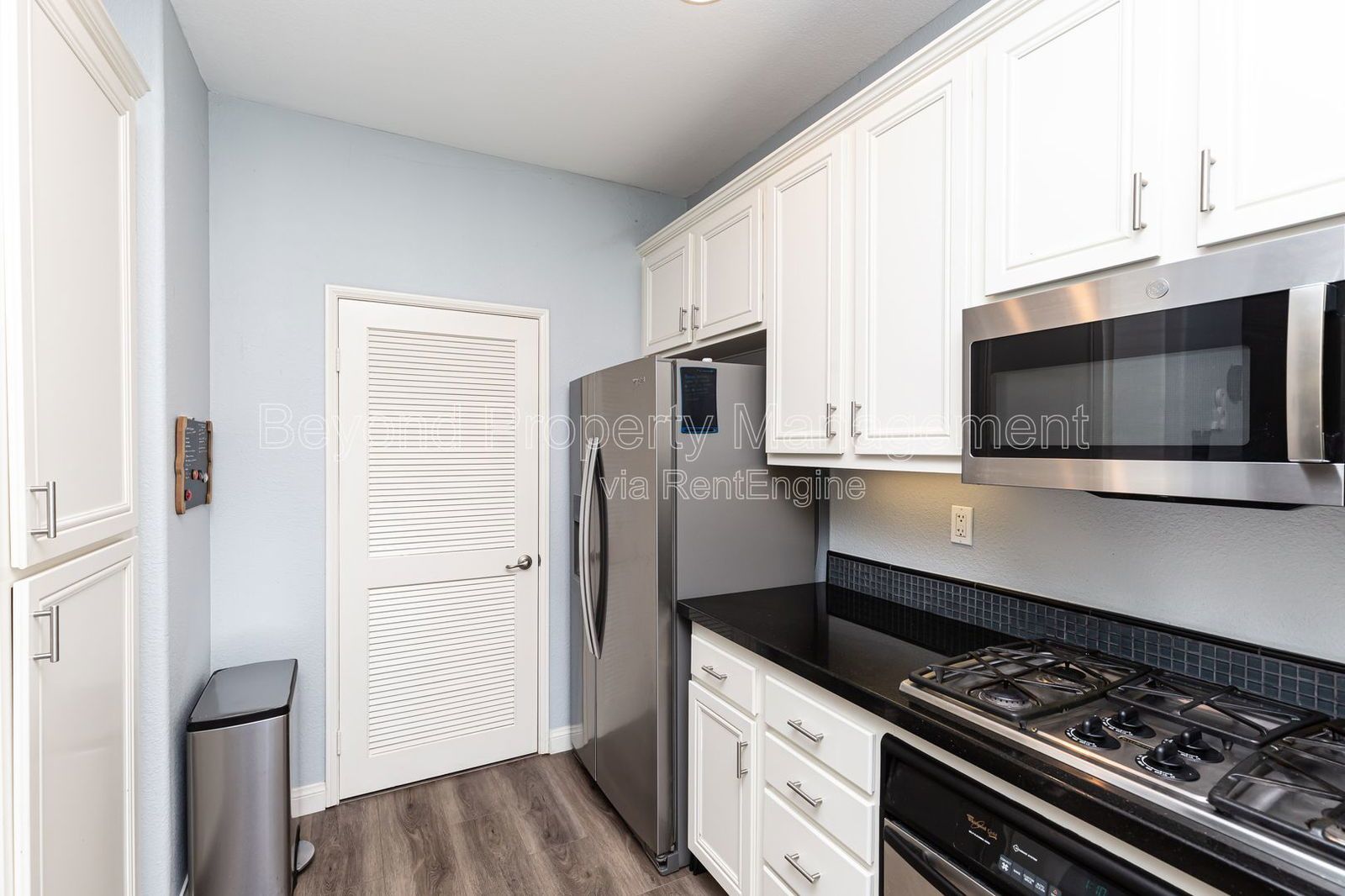 **STEPS FROM SNAPDRAGON STADIUM  -MISSION VALLEY***2/2 TOWNHOME W/ 2 CAR GARAGE***WALKING TRAIL**POOLS**TENNIS COURT**GYM property image