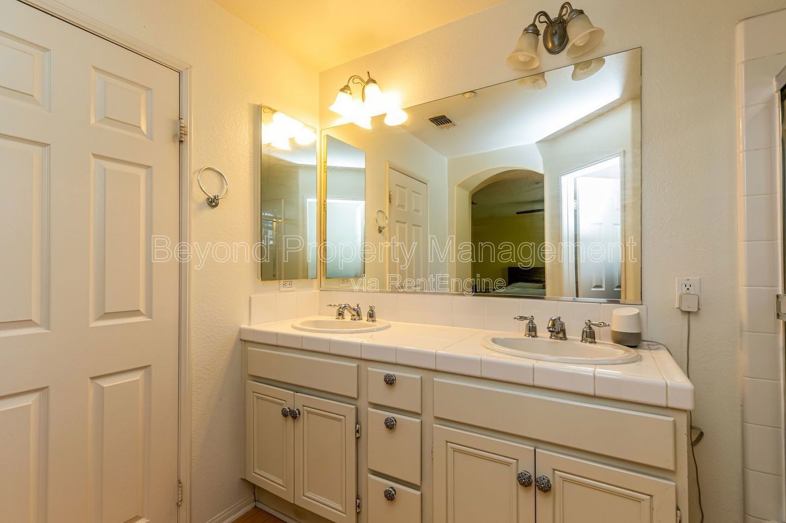 **STEPS FROM SNAPDRAGON STADIUM  -MISSION VALLEY***2/2 TOWNHOME W/ 2 CAR GARAGE***WALKING TRAIL**POOLS**TENNIS COURT**GYM property image