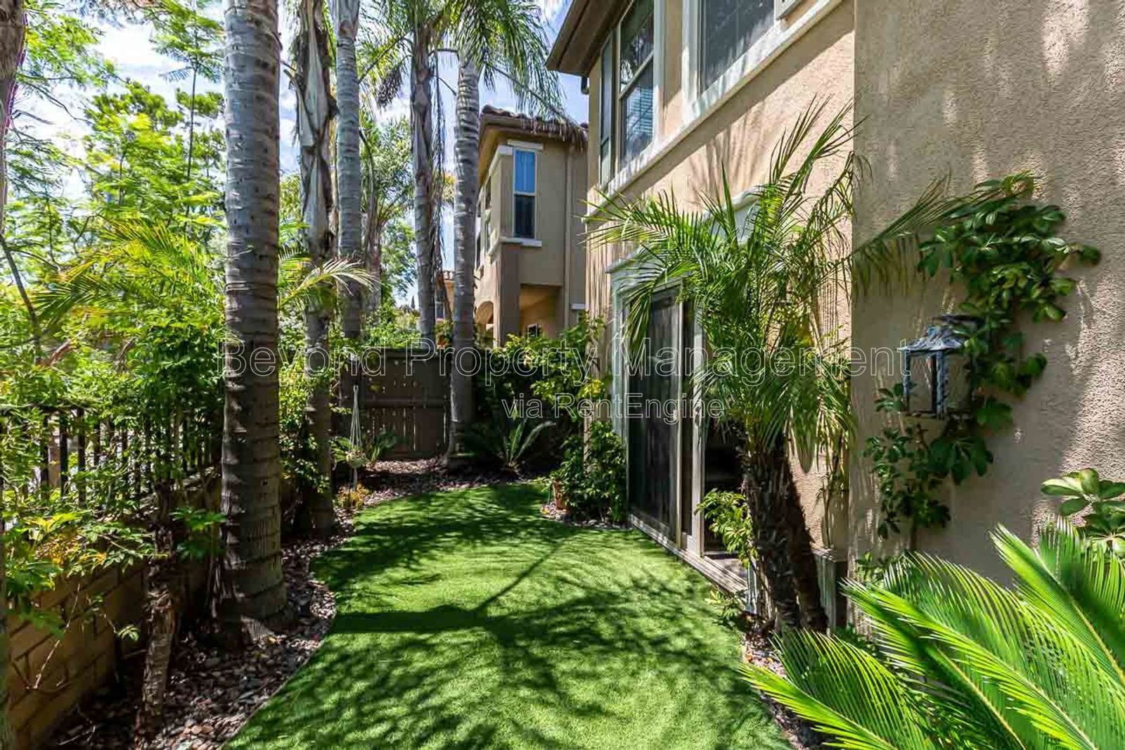 **STEPS FROM SNAPDRAGON STADIUM  -MISSION VALLEY***2/2 TOWNHOME W/ 2 CAR GARAGE***WALKING TRAIL**POOLS**TENNIS COURT**GYM property image