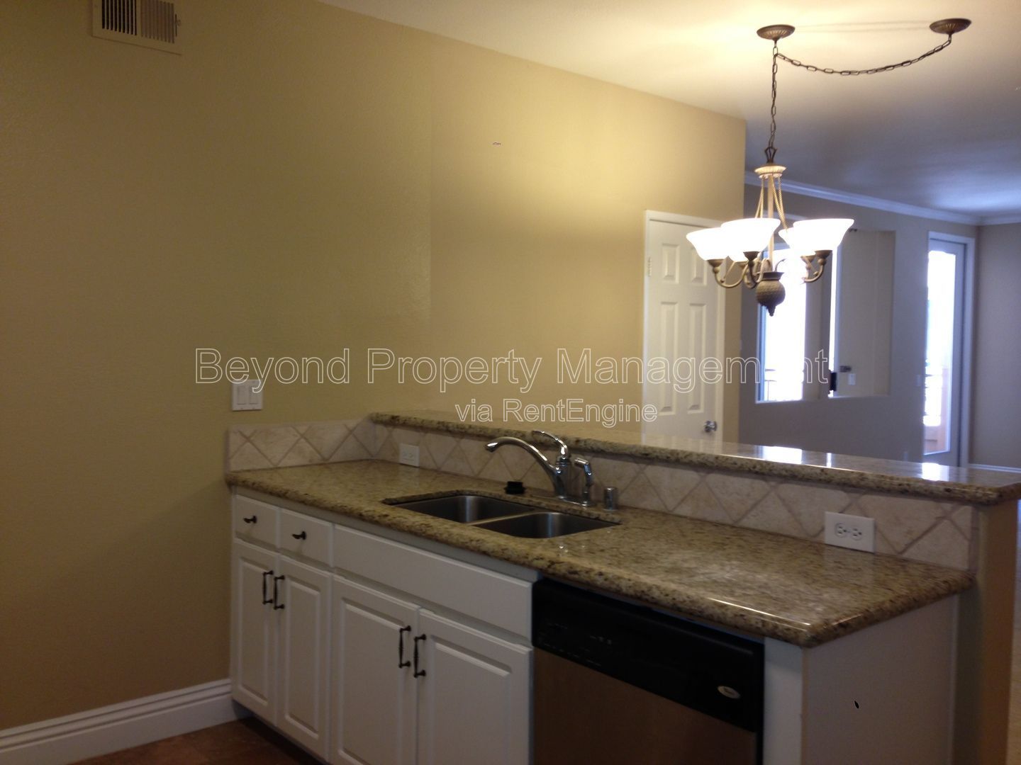 ***GORGEOUS 2 BED 2BATH CONDO***DEL MAR***ASSIGNED PARKING***GRANITE COUNTERS***PET FRIENDLY*** property image