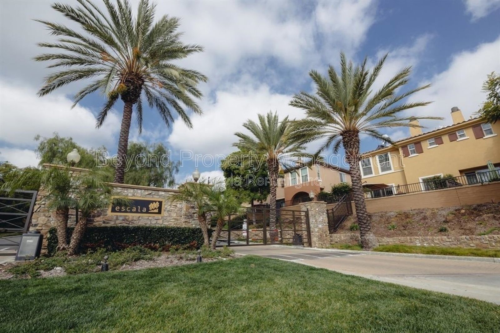 PRIME MISSION VALLEY LIVING – SPACIOUS 3BR TOWNHOME IN EXCLUSIVE COMMUNITY !!! PET FRIENDLY property image