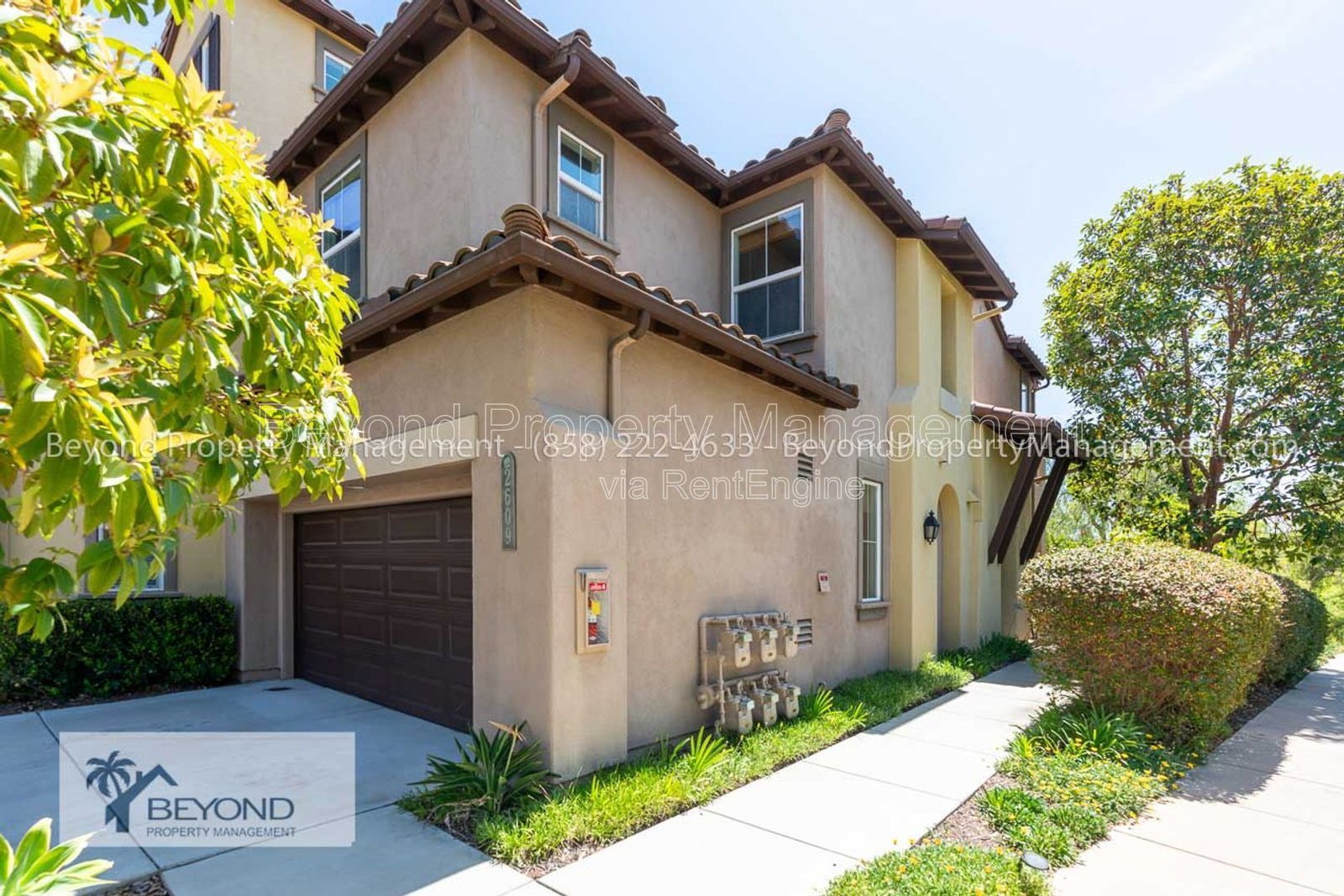 PRIME MISSION VALLEY LIVING – SPACIOUS 3BR TOWNHOME IN EXCLUSIVE COMMUNITY !!! PET FRIENDLY property image