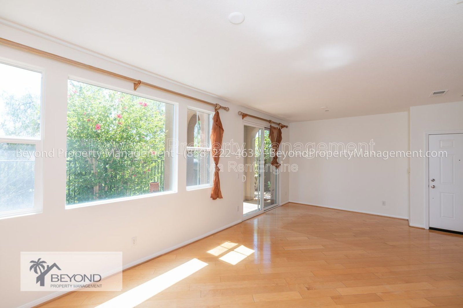PRIME MISSION VALLEY LIVING – SPACIOUS 3BR TOWNHOME IN EXCLUSIVE COMMUNITY !!! PET FRIENDLY property image