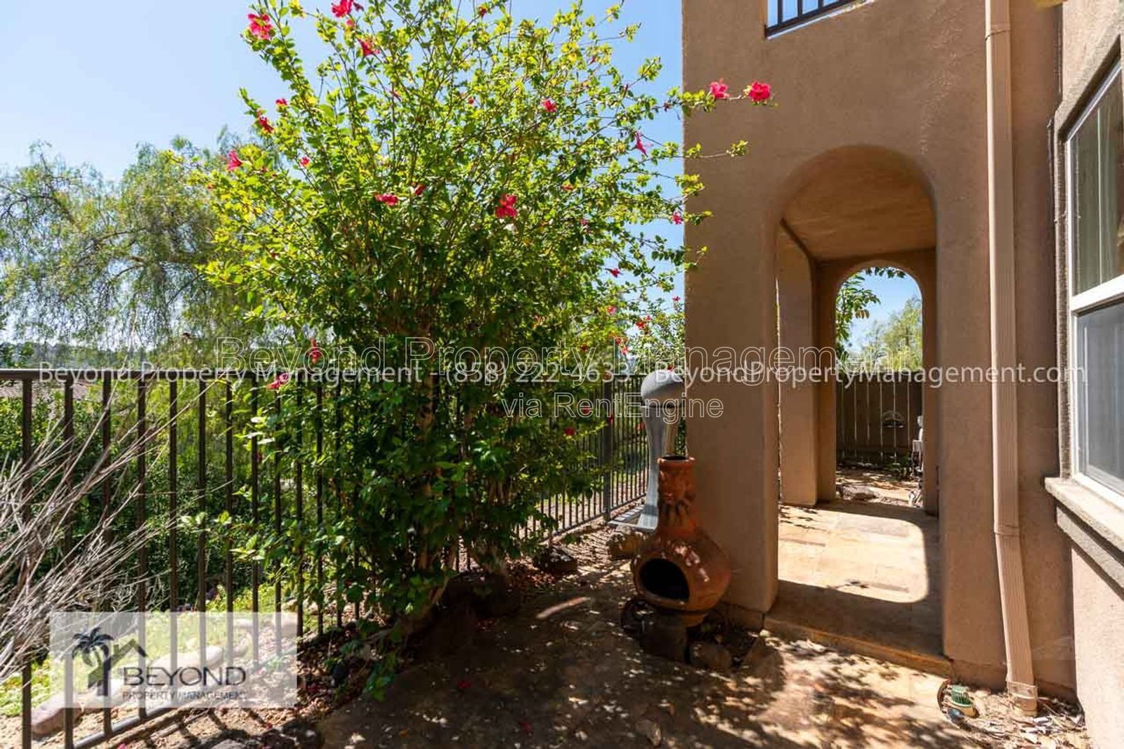 PRIME MISSION VALLEY LIVING – SPACIOUS 3BR TOWNHOME IN EXCLUSIVE COMMUNITY !!! PET FRIENDLY property image