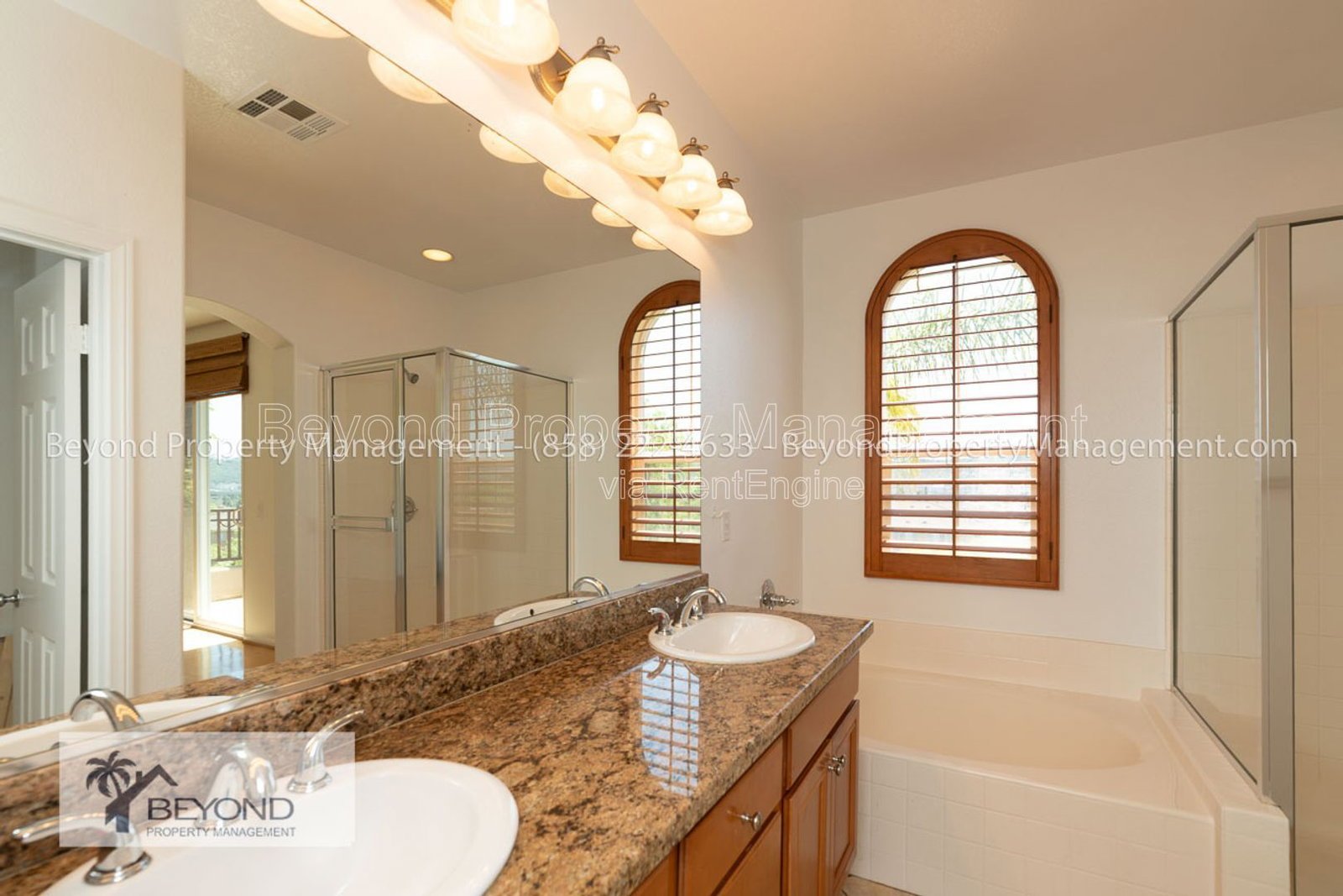 PRIME MISSION VALLEY LIVING – SPACIOUS 3BR TOWNHOME IN EXCLUSIVE COMMUNITY !!! PET FRIENDLY property image
