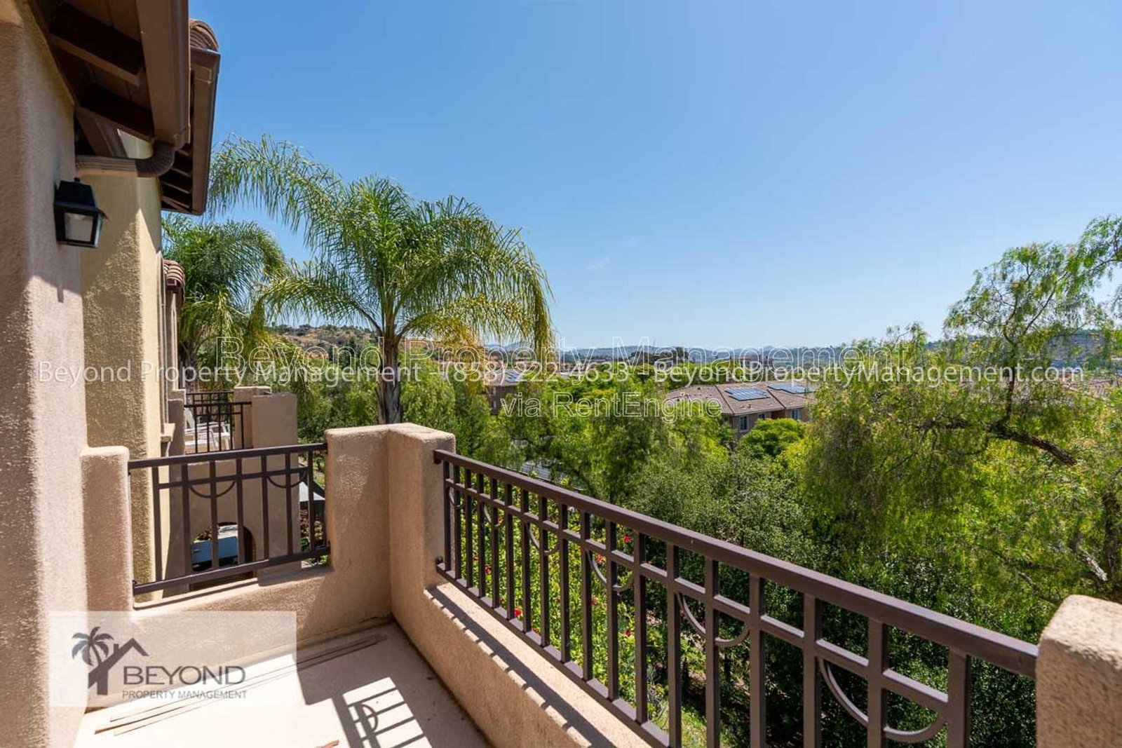 PRIME MISSION VALLEY LIVING – SPACIOUS 3BR TOWNHOME IN EXCLUSIVE COMMUNITY !!! PET FRIENDLY property image