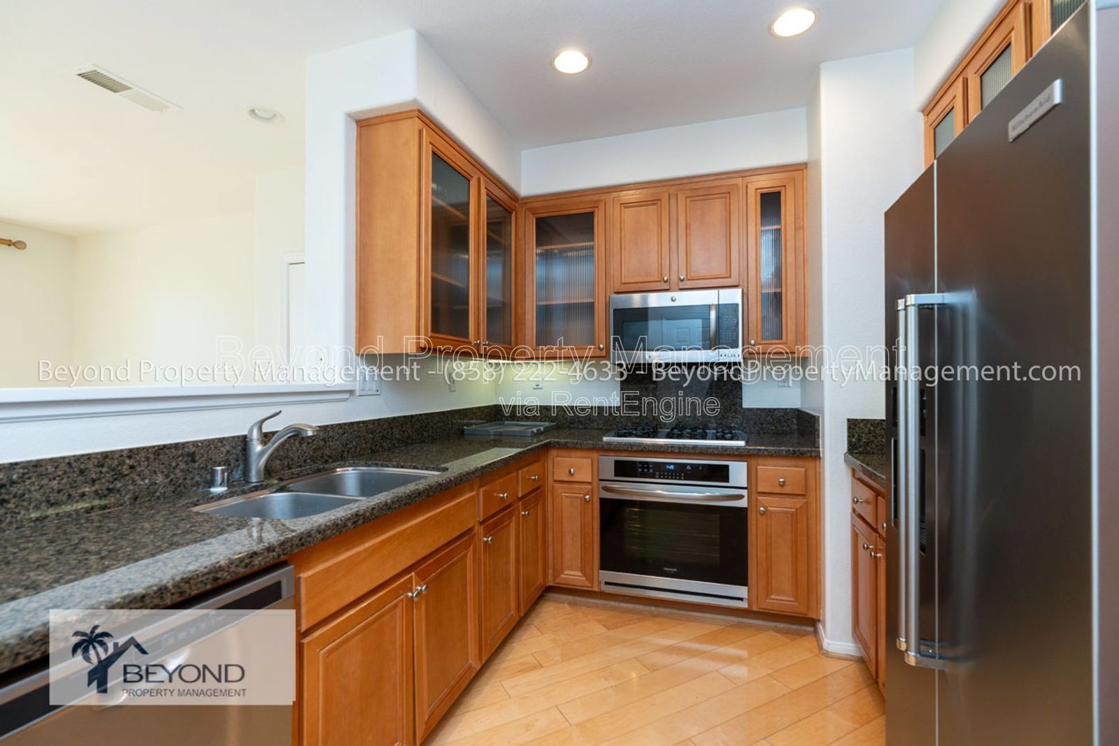 PRIME MISSION VALLEY LIVING – SPACIOUS 3BR TOWNHOME IN EXCLUSIVE COMMUNITY !!! PET FRIENDLY property image