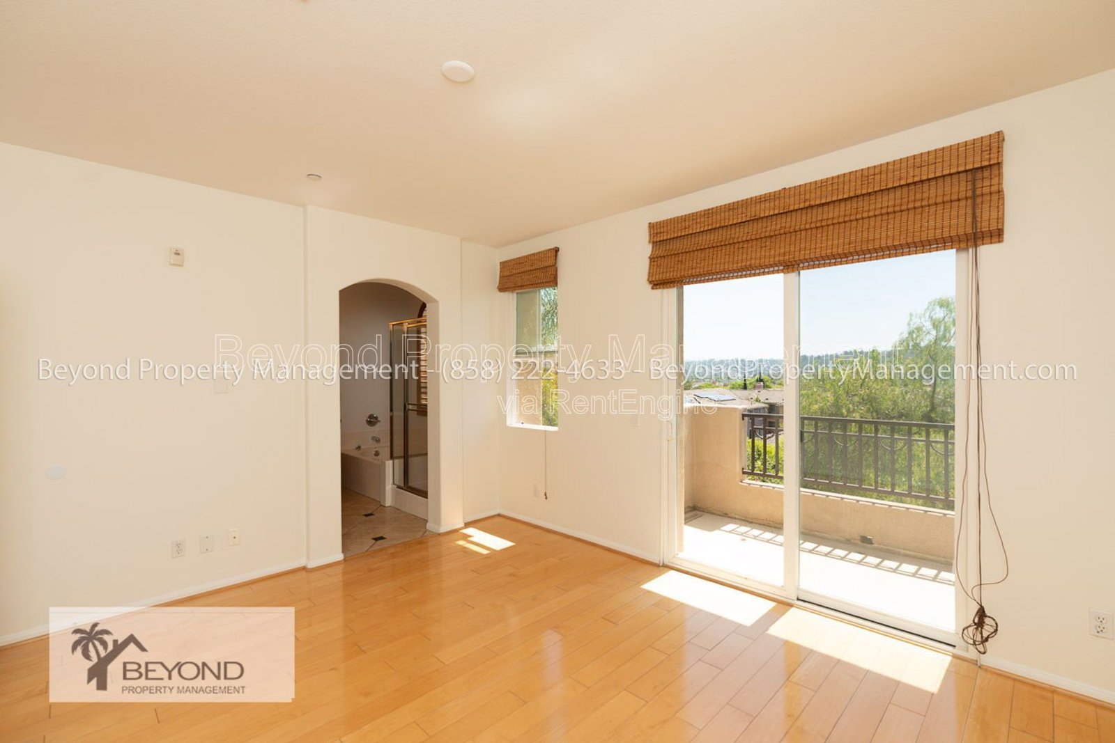 PRIME MISSION VALLEY LIVING – SPACIOUS 3BR TOWNHOME IN EXCLUSIVE COMMUNITY !!! PET FRIENDLY property image