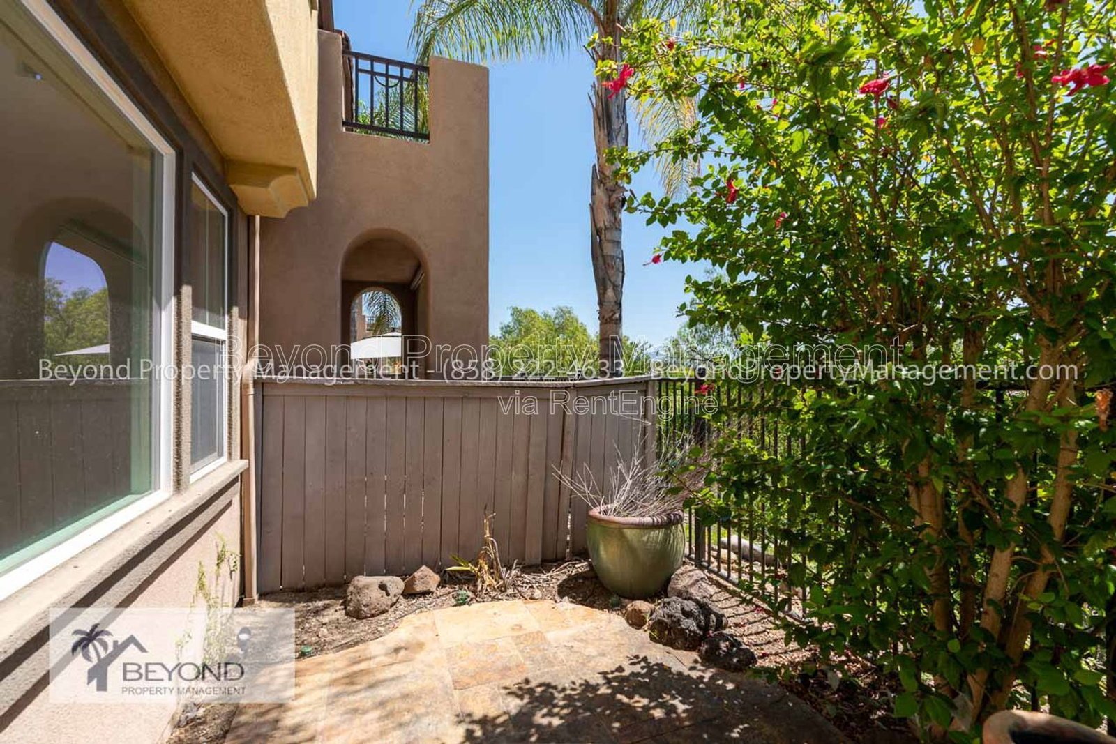 PRIME MISSION VALLEY LIVING – SPACIOUS 3BR TOWNHOME IN EXCLUSIVE COMMUNITY !!! PET FRIENDLY property image
