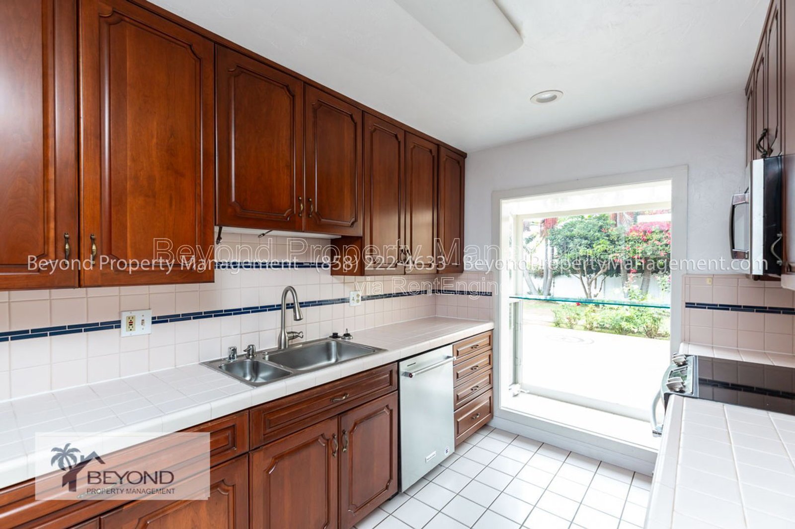 ** LA JOLLA HOME** CORNER LOT ** LARGE BACKYARD ** SPACIOUS ** EV CHARGERS ** property image