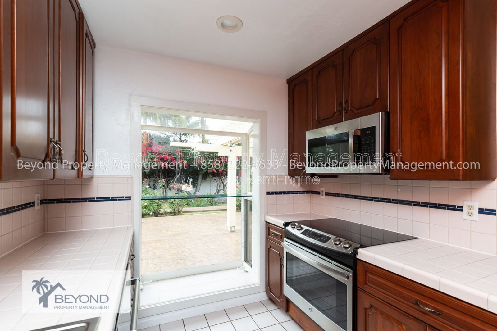 ** LA JOLLA HOME** CORNER LOT ** LARGE BACKYARD ** SPACIOUS ** EV CHARGERS ** property image