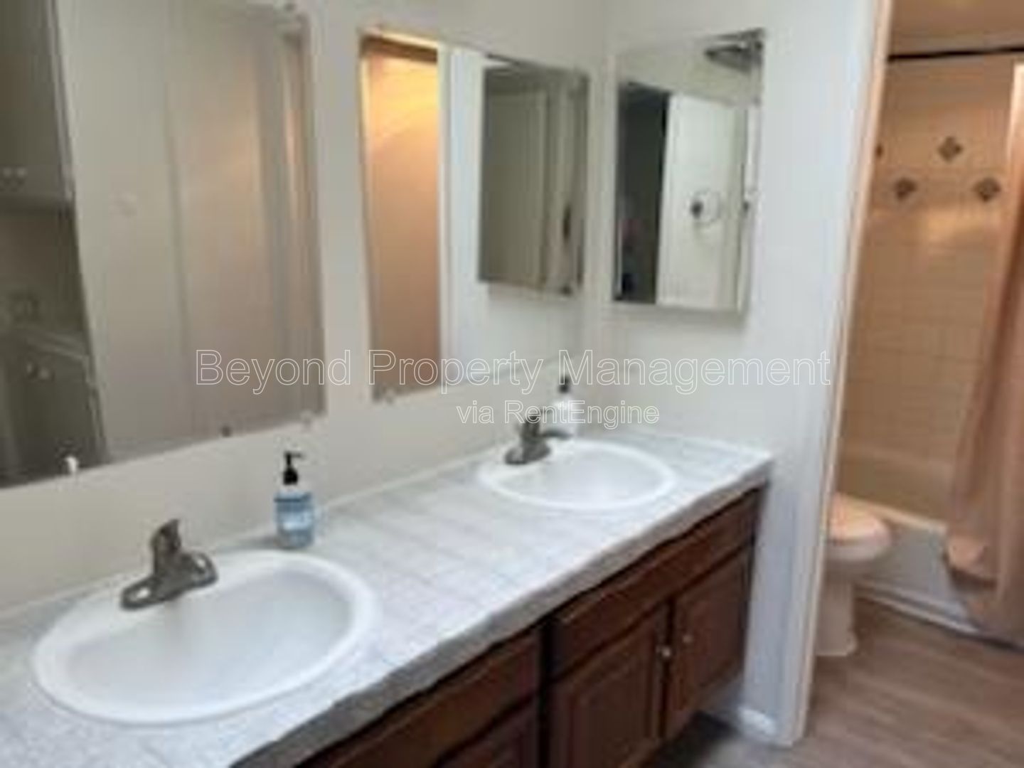 **RARE 4-BEDROOM END UNIT IN MISSION PLAYMOR PET FRIENDLY!!** property image