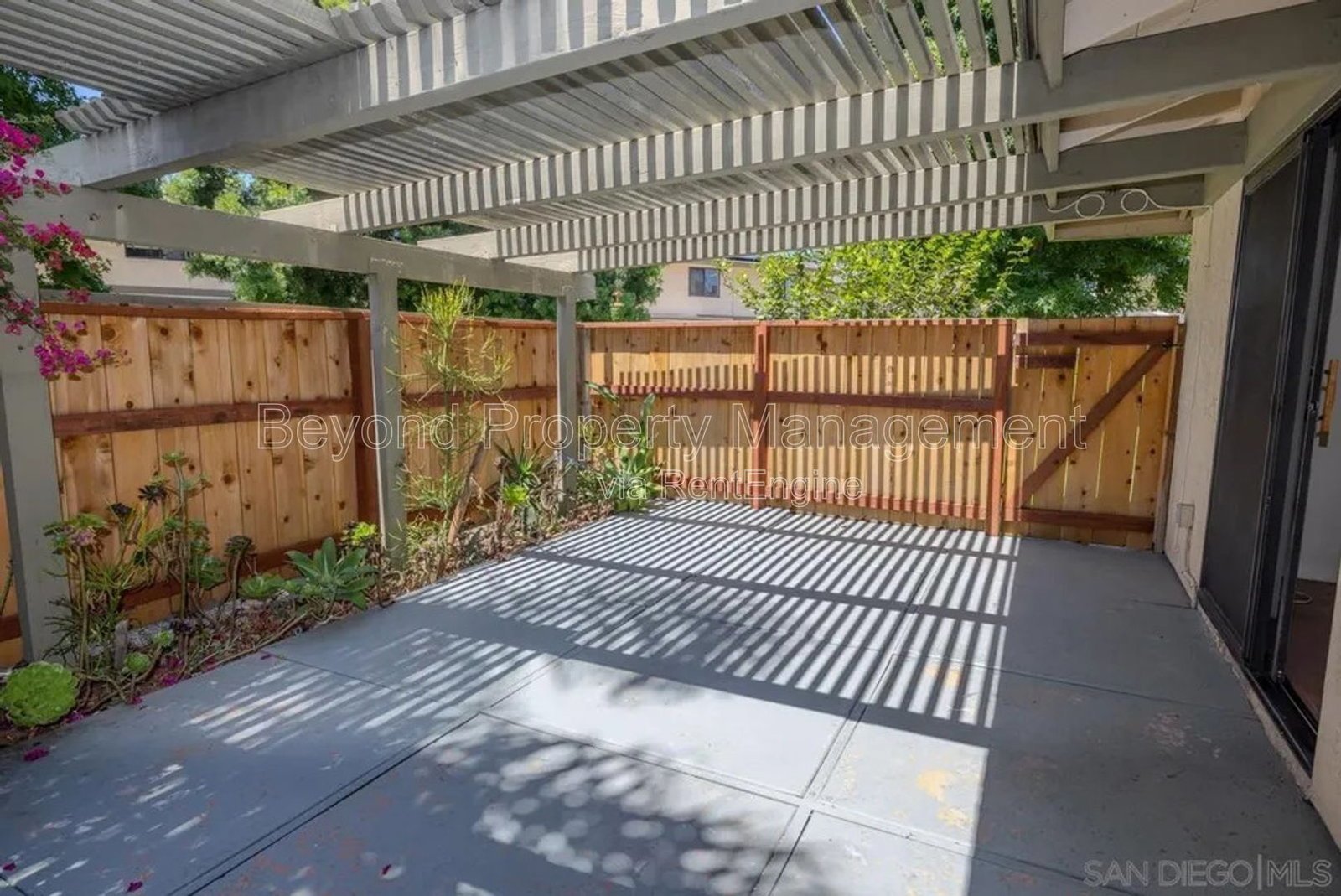 **RARE 4-BEDROOM END UNIT IN MISSION PLAYMOR PET FRIENDLY!!** property image