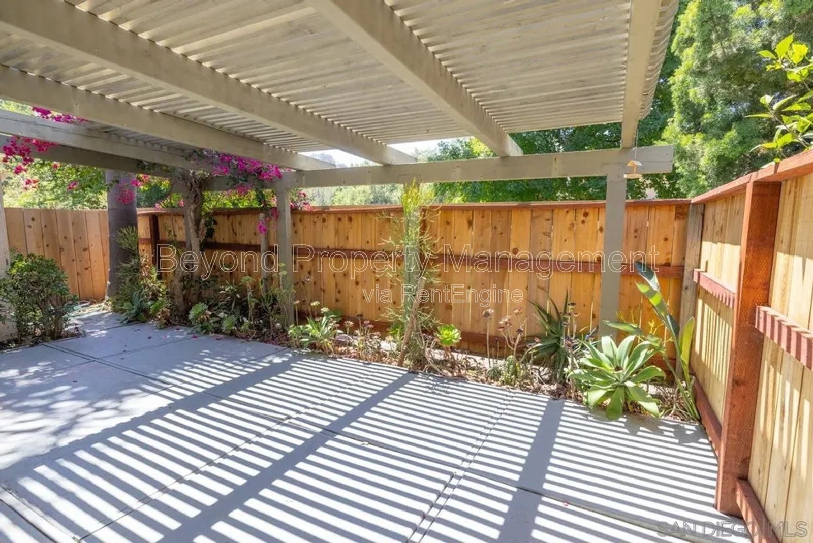 **RARE 4-BEDROOM END UNIT IN MISSION PLAYMOR PET FRIENDLY!!** property image