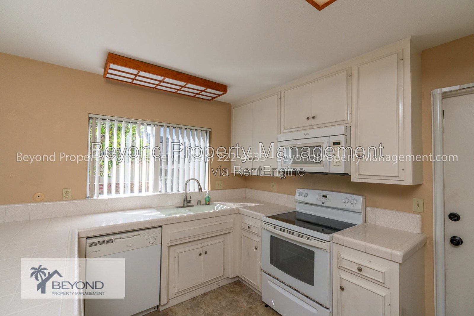 ****3-BEDROOM HOME WITH GOLF COURSE & MOUNTAIN VIEWS – LAKE SAN MARCOS PET FREINDLY !!! property image