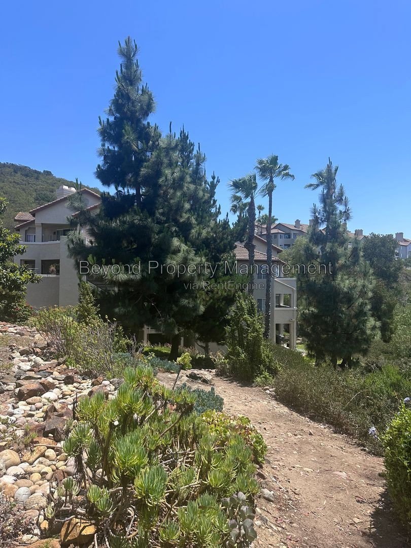 ***SCENIC SCRIPPS RANCH***2/2 CONDO W/ TANDEM 2 CAR DETACHED GARAGE***PET FRIENDLY*** property image