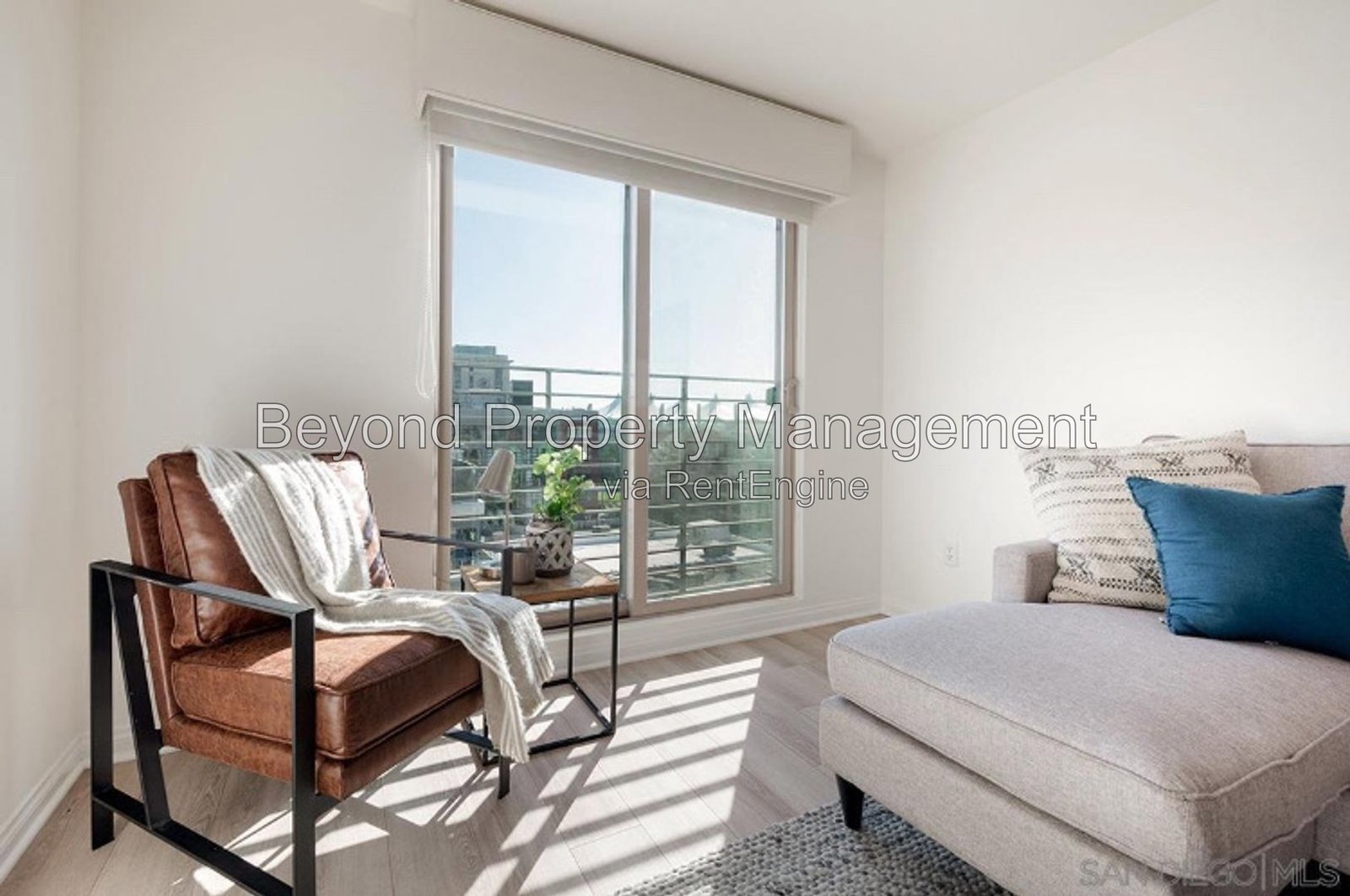 UNBEATABLE LOCATION 1 BEDROOM, TOP FLOOR  + PARKING IN THE HEART OF GASLAMP QUARTER– PETS WELCOME!!! property image