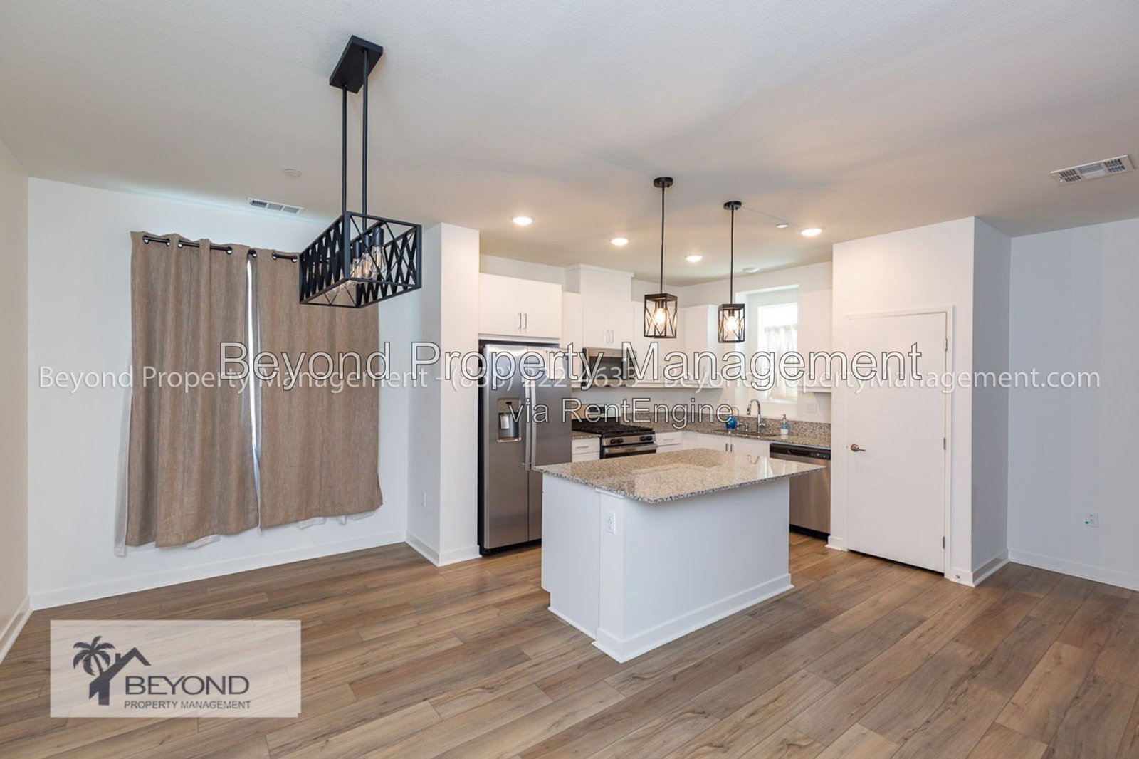 OTAY MESA !!!TRI LEVEL PERFECTION 2 BED/2.5 BATH TOWNHOME W/ PRIVATE ACCESS GARAGE!!! PET FRIENDLY!!! property image