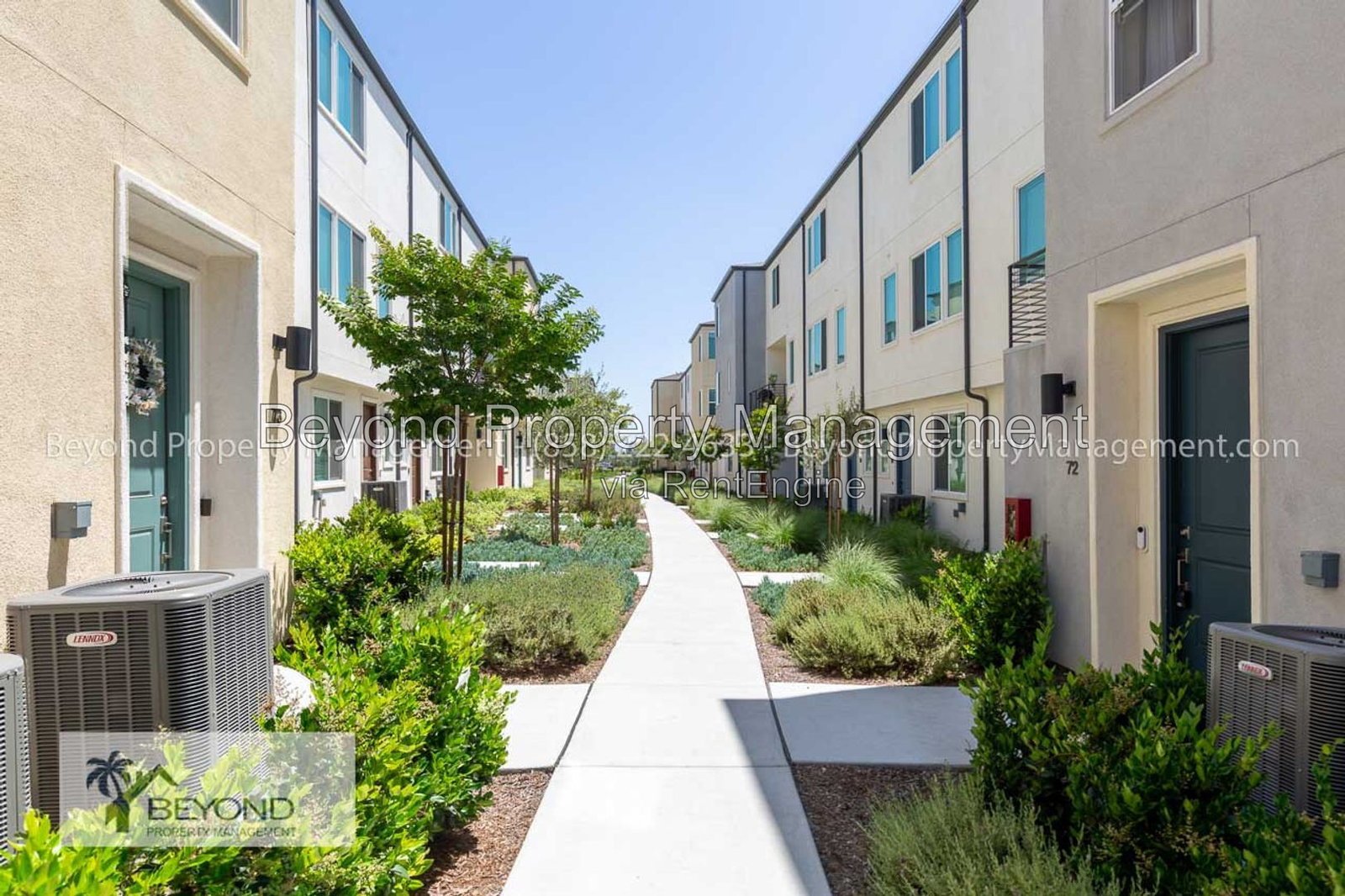 OTAY MESA !!!TRI LEVEL PERFECTION 2 BED/2.5 BATH TOWNHOME W/ PRIVATE ACCESS GARAGE!!! PET FRIENDLY!!! property image