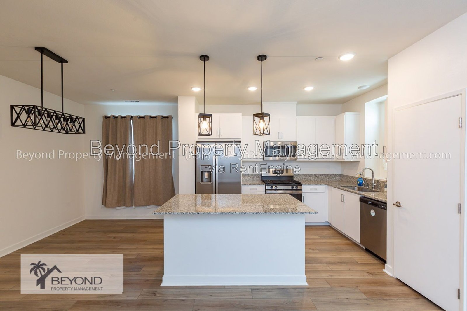 OTAY MESA !!!TRI LEVEL PERFECTION 2 BED/2.5 BATH TOWNHOME W/ PRIVATE ACCESS GARAGE!!! PET FRIENDLY!!! property image