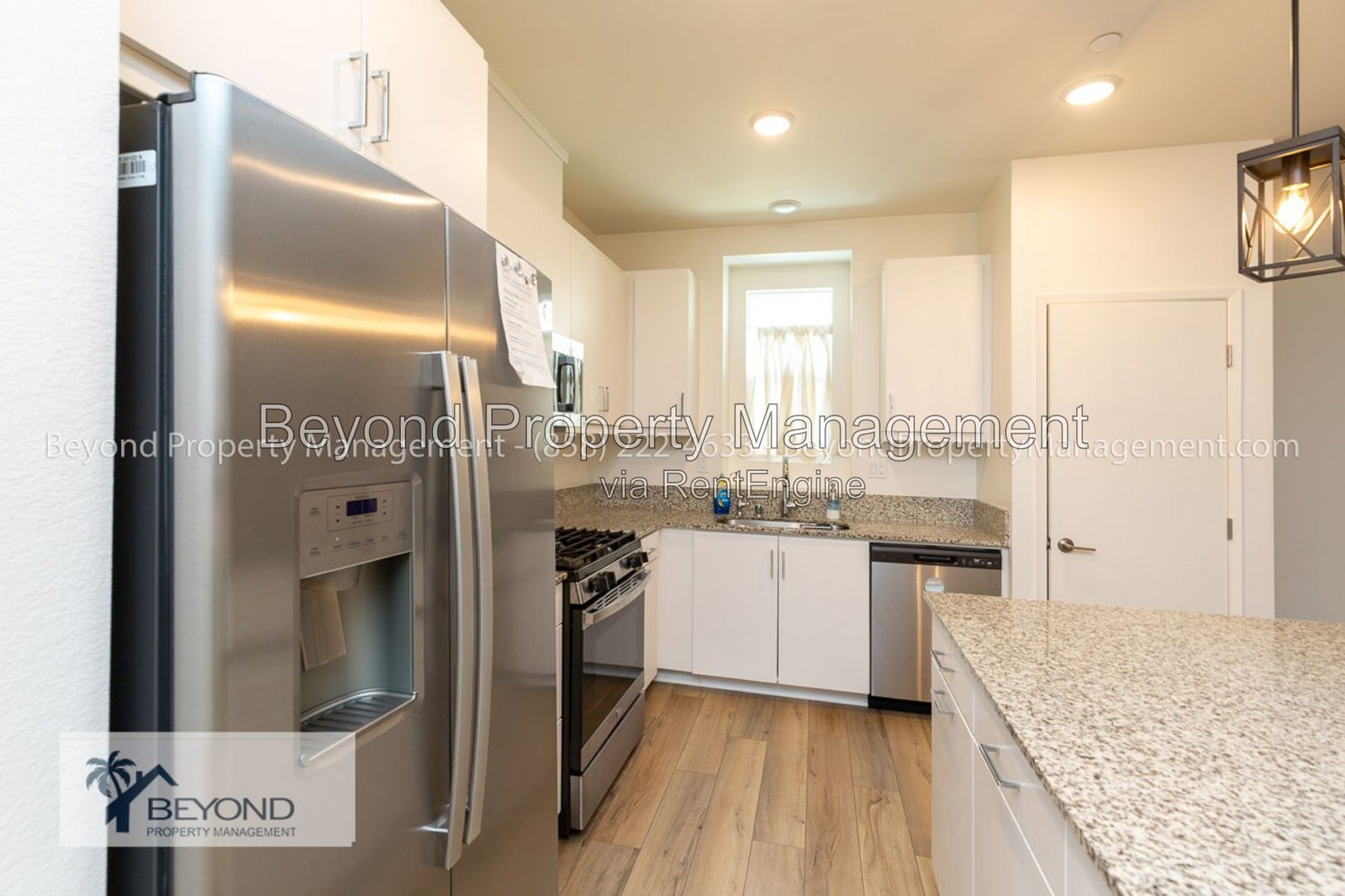 OTAY MESA !!!TRI LEVEL PERFECTION 2 BED/2.5 BATH TOWNHOME W/ PRIVATE ACCESS GARAGE!!! PET FRIENDLY!!! property image