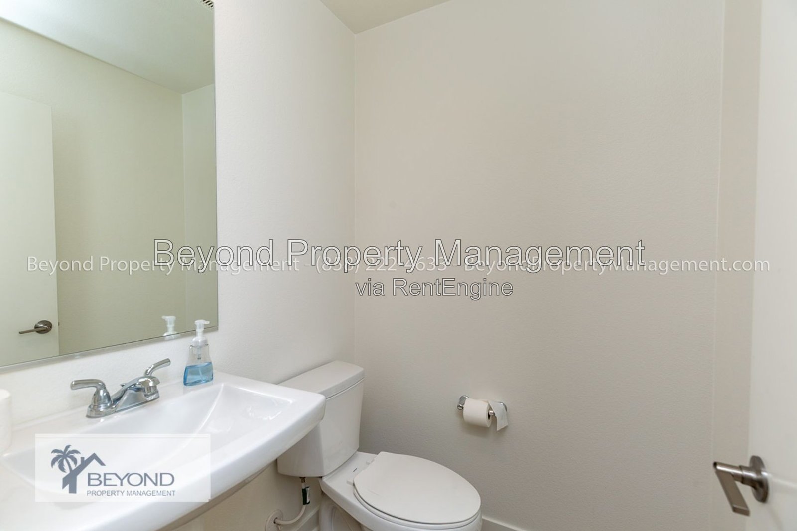 OTAY MESA !!!TRI LEVEL PERFECTION 2 BED/2.5 BATH TOWNHOME W/ PRIVATE ACCESS GARAGE!!! PET FRIENDLY!!! property image
